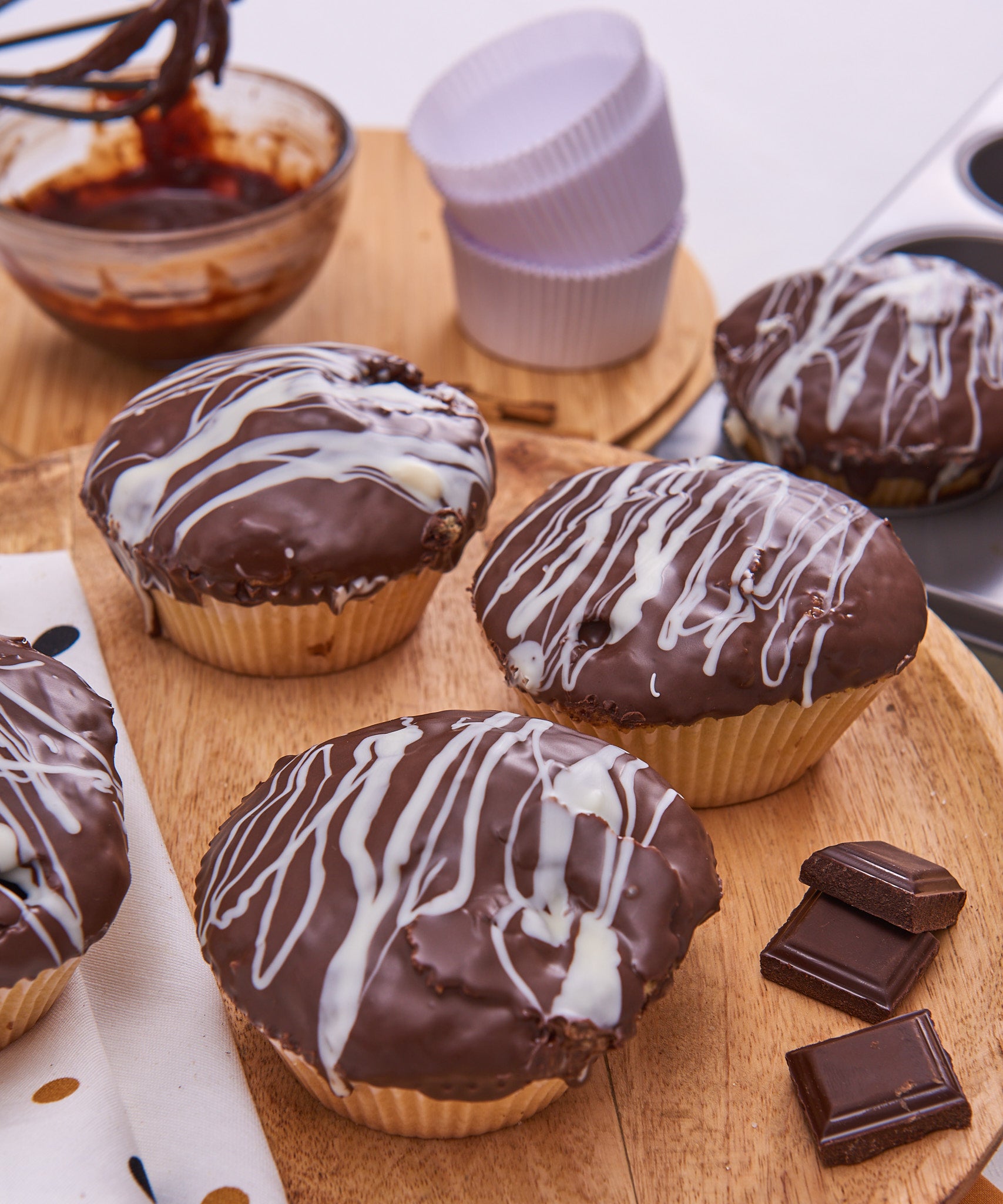 MAGDALENAS RELLENAS DE CHOCOLATE Y CUBIERTAS DE CHOCOLATE NEGRO